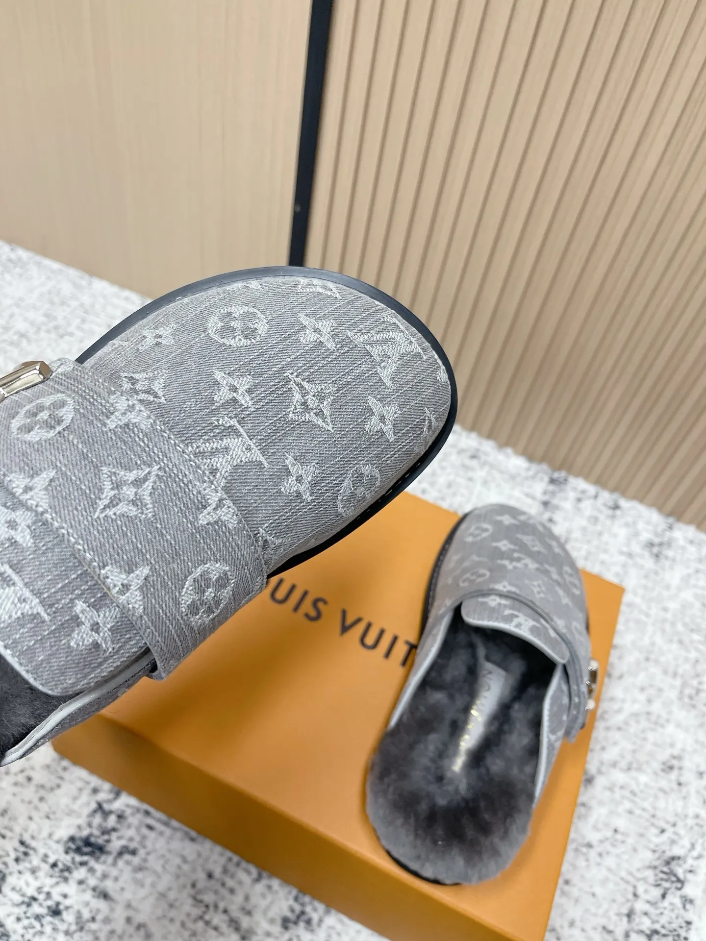 [L Home] P: 500💰 Size: 35-46 (female 40.41, male 45 46 custom-made) Top version Louis vuitton Lv top version LV couple's wool slippers New couple's Birkenstock slippers Cute and loveable, the foot feel is not too good Simple and high-end Sling-hee design Ready to wear and go Good news for lazy people Upper imported cowhide/imported old floral cloth Original hardware buckle, original molded high-density foam outsole Fabric: Yangjing/classic jacquard fabric Lining: imported wool lining Sole: original foam combination sole